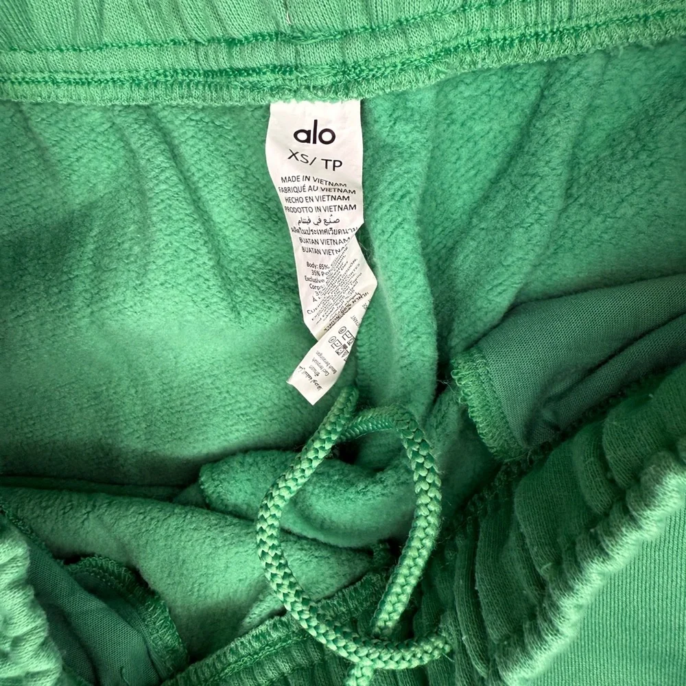 ALO Yoga Unisex Accolade Sweatpants in Lettuce - Picture 3 of 5